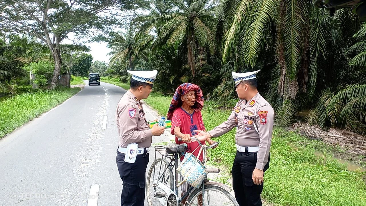 Personil Satlantas Polres Batu Bara Melaksanakan Ke Giatan Berbagi Nasik Kotak Kepada Masarakat Yang Di Temukan Di Jalan
