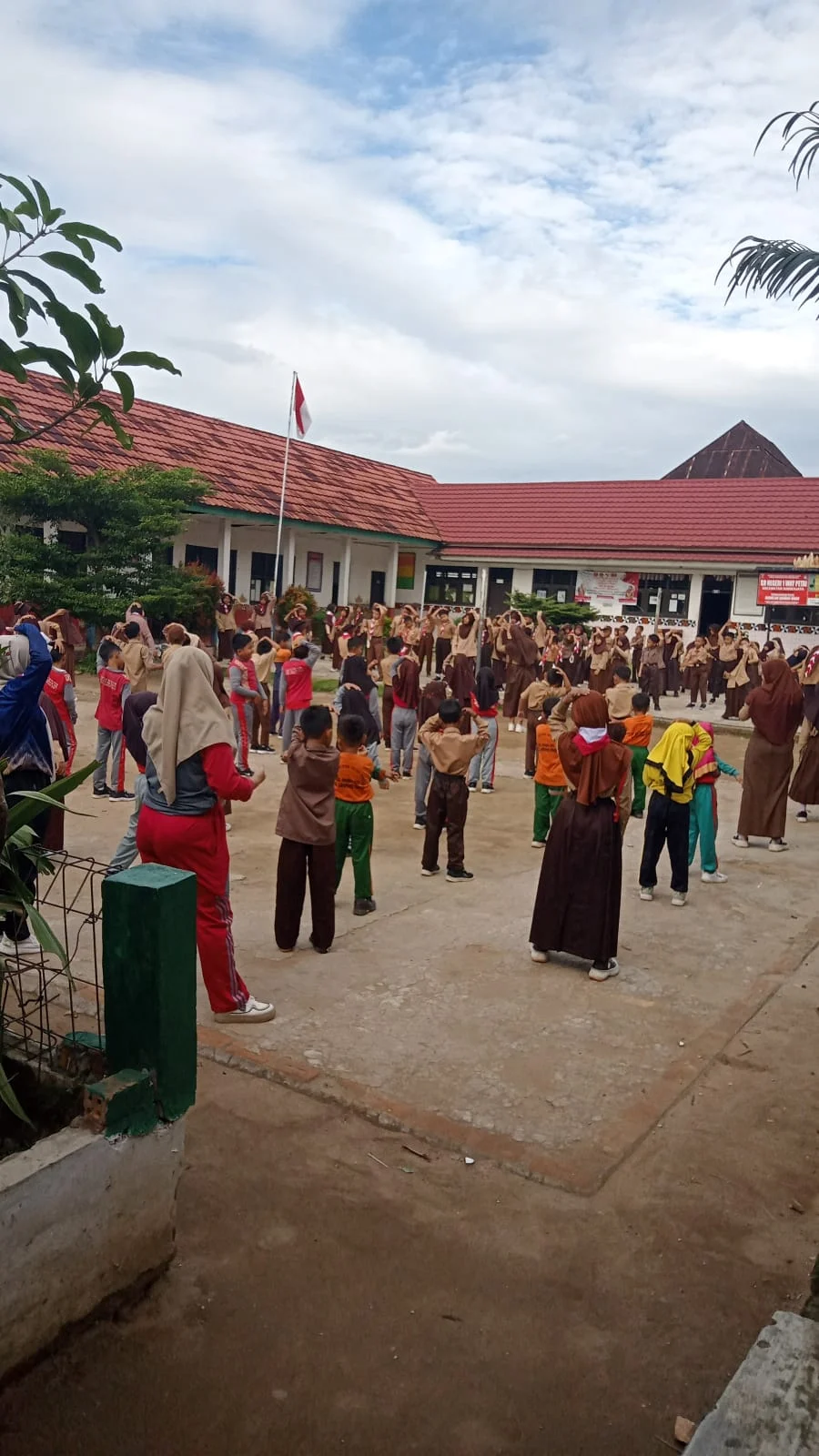 Kolaborasi Senam Sehat SD Negeri 1 dan SD Negeri 2 Way Petai, Wujudkan Semangat Hidup Sehat dan Kebersamaan Siswa