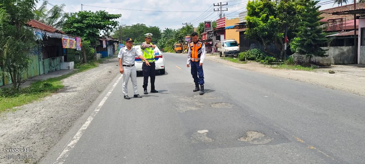Personil Satlantas Polres Batu Bara Melakukan Mapping Jalan Rusak Berlubang Daerah Jalan Lintas  Lima Puluh Sei Bejangkar Bersama Dinas Perubungan Kabupaten Batu Bara Dan PT Jasaraharja