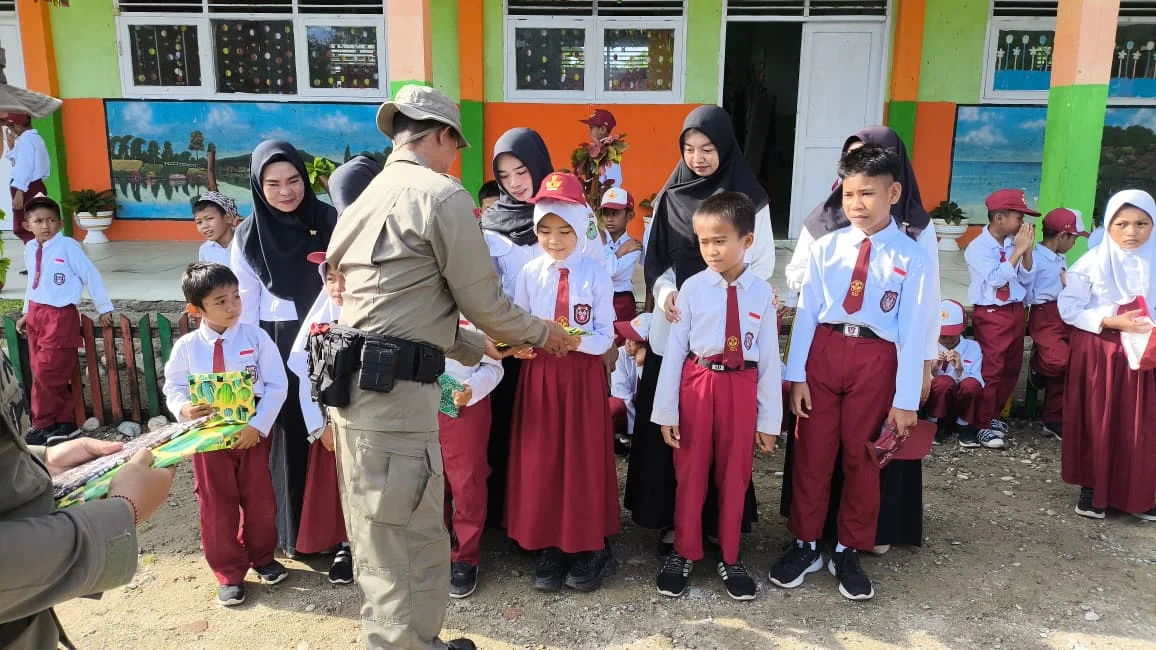 *Satgas Madago Raya Tanamkan Wawasan Kebangsaan kepada Siswa MI Tokorondo*