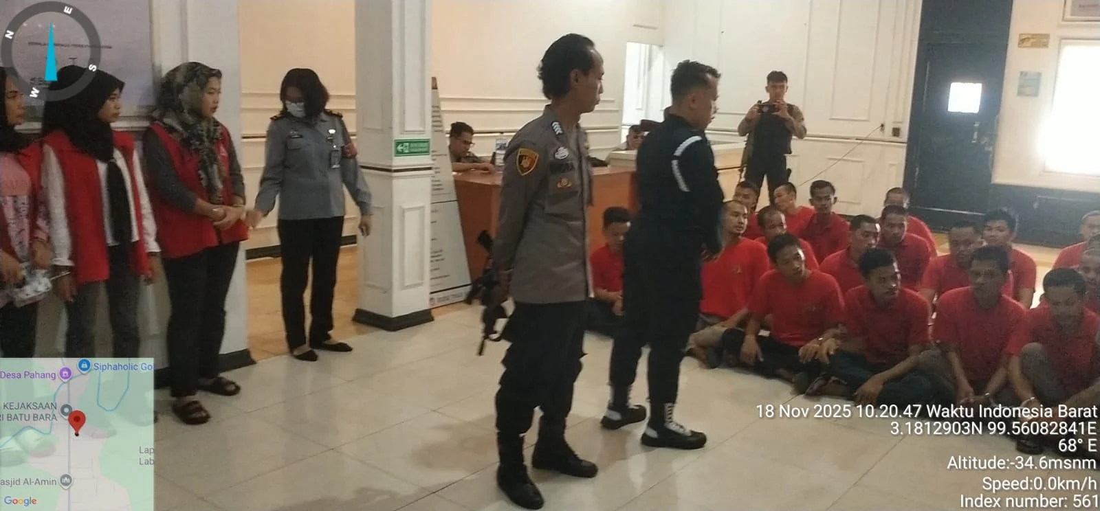 Personil Polsek Labuhan Ruku Melaksanakan Tugas Pengawalan Dan Pengamanan Tahanan Persidangan Di PN Kisaran
