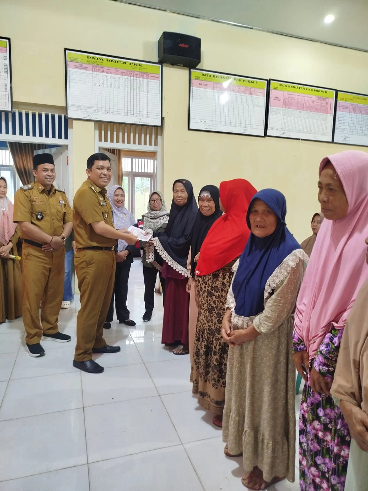 Pembagian BLT Desa Gunung Terang Berjalan Lancar, 40 KPM Terima Bantuan