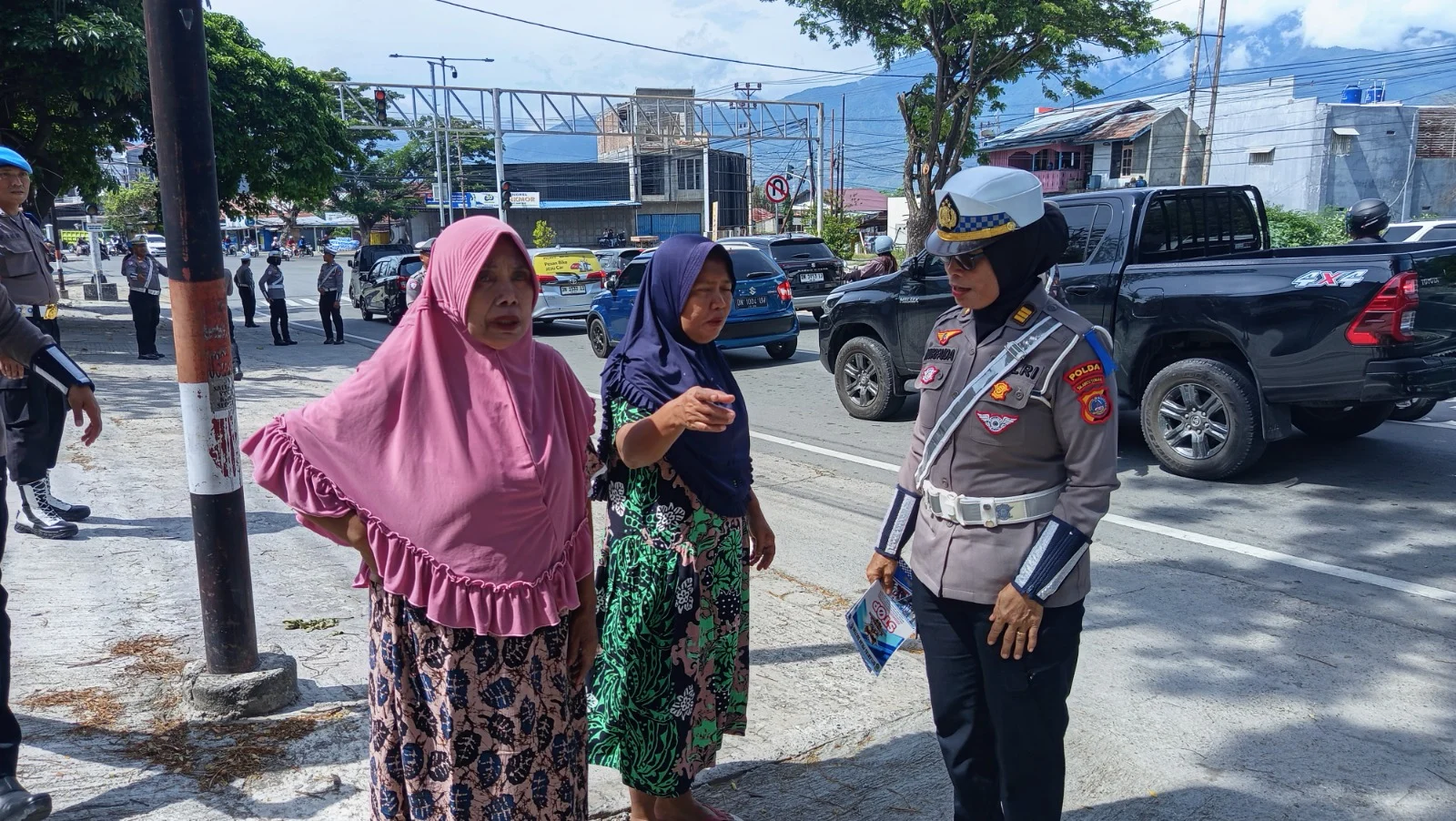 *Sosialisasi Ops Zebra Tinombala 2025, Pengendara di Palu Diberikan Edukasi Tertib Berlalu Lintas*
