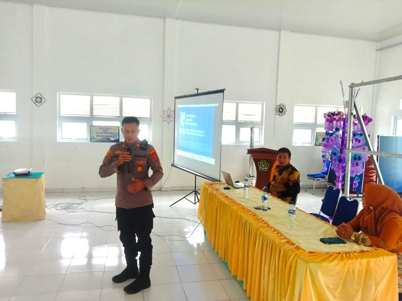 Polres Donggala melalui Kapolsek Labuan Iptu Muhammad Savar, SH, Terjun Langsung Sosialisasi SPMB SMA Kemala Taruna Bhayangkara Ke Sekolah MTs Negeri 1 dan SMP Negri 1 di Kecamatan Labuan.