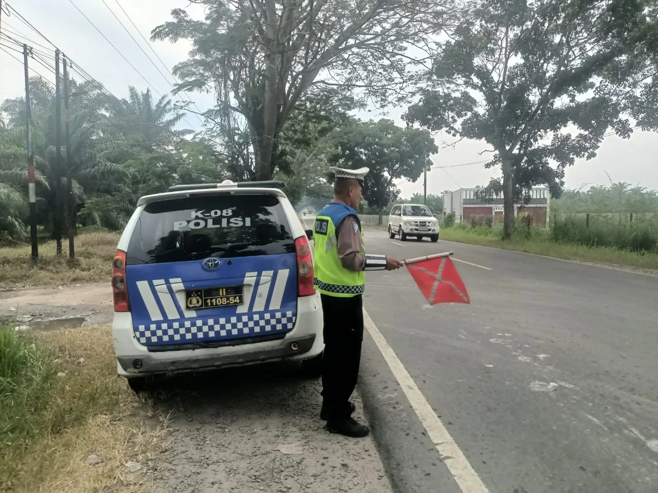 Personil Sat Lantas Polres Batu Bara Melaksanakan Patroli Kibas Bendera