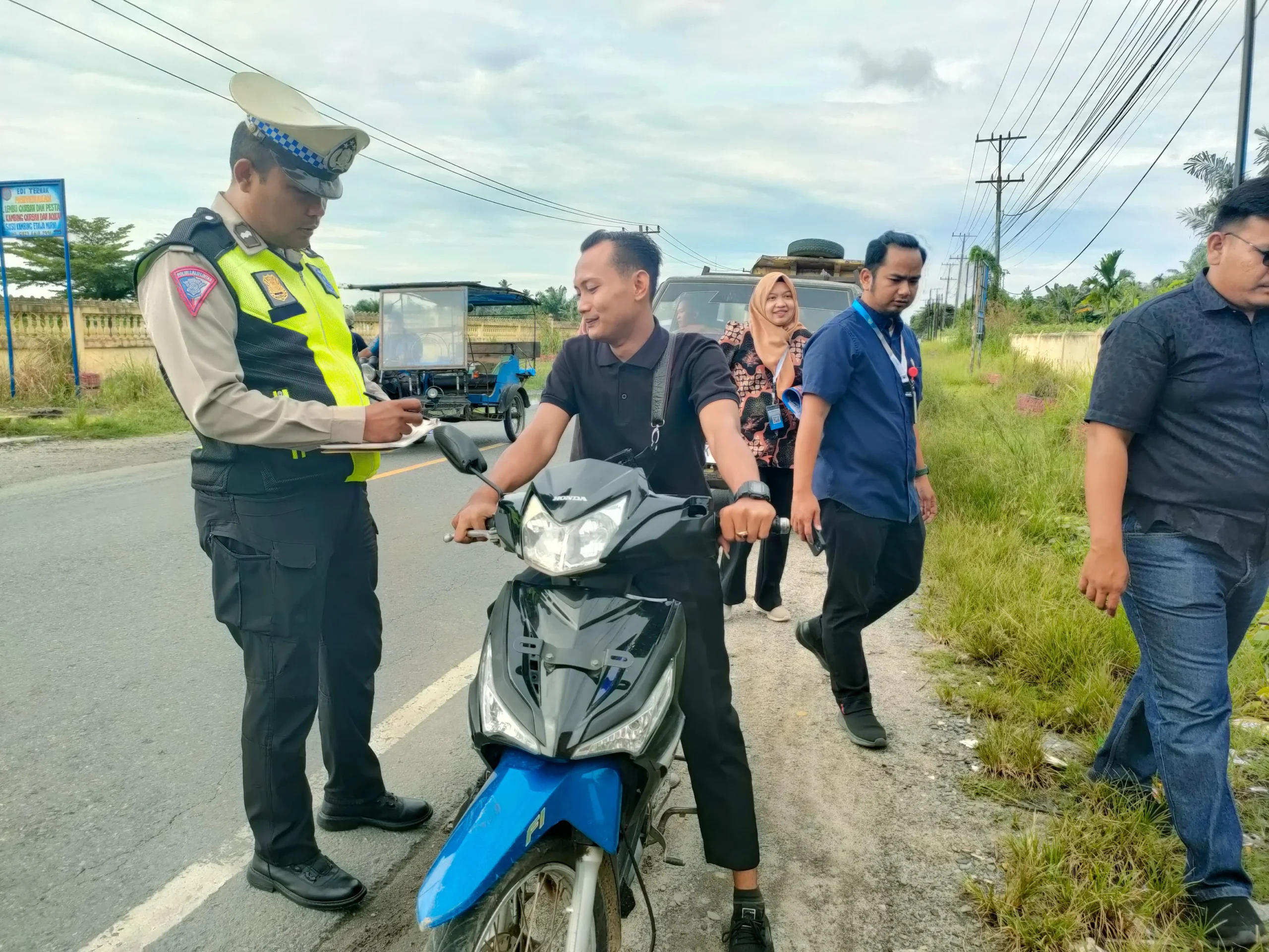 Satlantas Polres Asahan Gelar Penyuluhan dan Himbauan Keselamatan pada Ops Zebra Toba 2025 di Simpang Empat