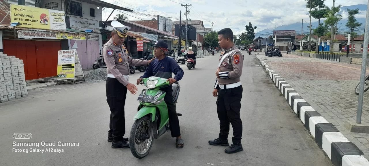 *Tertib Lalu Lintas, Satgas Preventif Turun Beri Edukasi Pengendara Tanpa Helm*