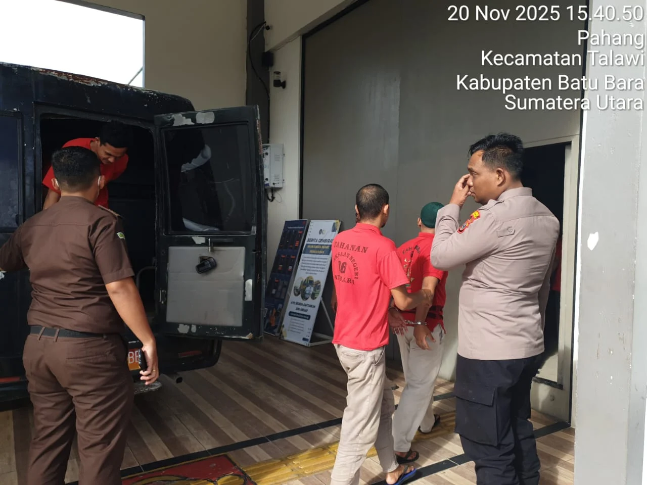 Giat Persomil Sat Samapta Polres Batu Bara , Bekerja Sama Dengan Personil Polsek Labuhan Ruku Melaksanakan Pengawalan Dan Pengaman Tahanan Persidangan Ke PN Kisaran