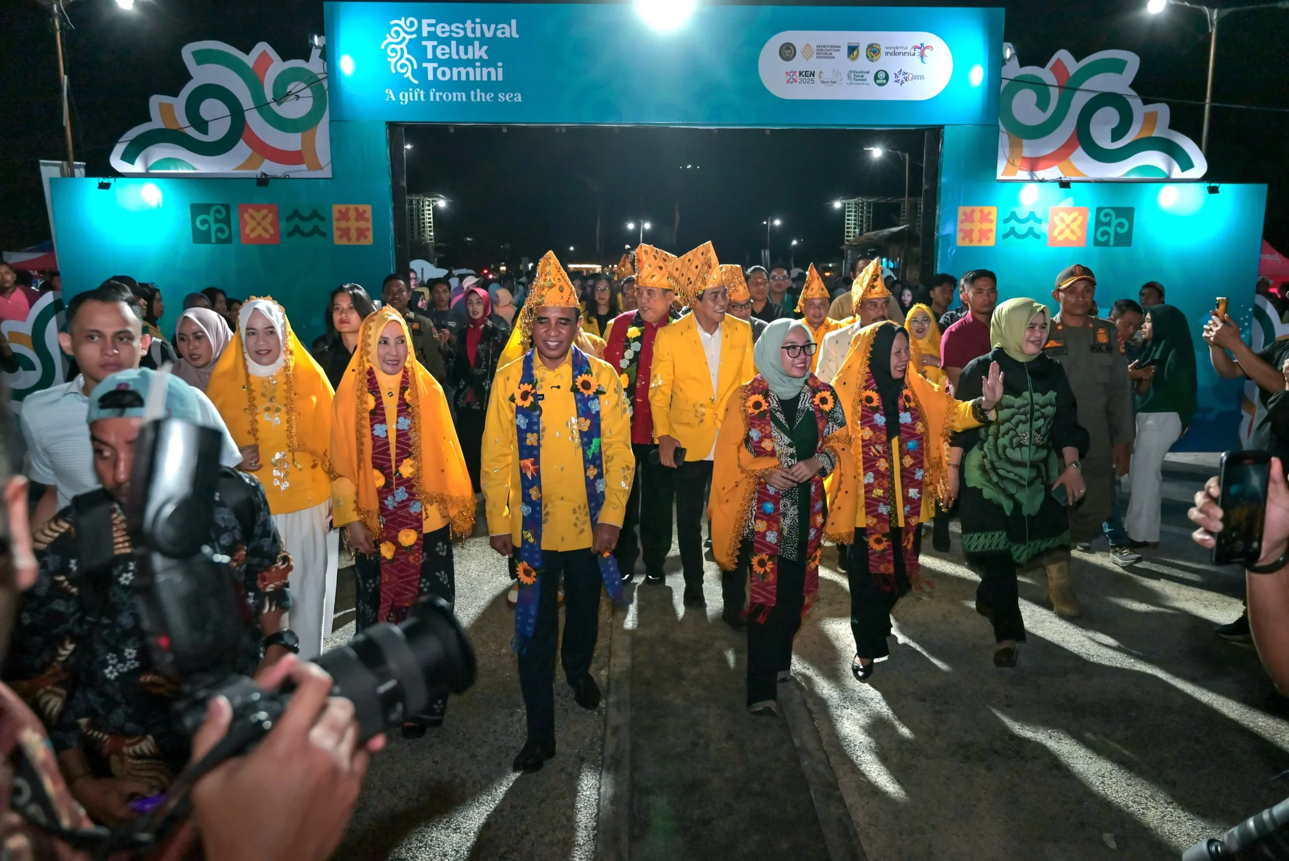 *Festival Teluk Tomini 2025 Menggema! Gubernur Anwar Hafid secara resmi membuka “A Gift From the Sea*