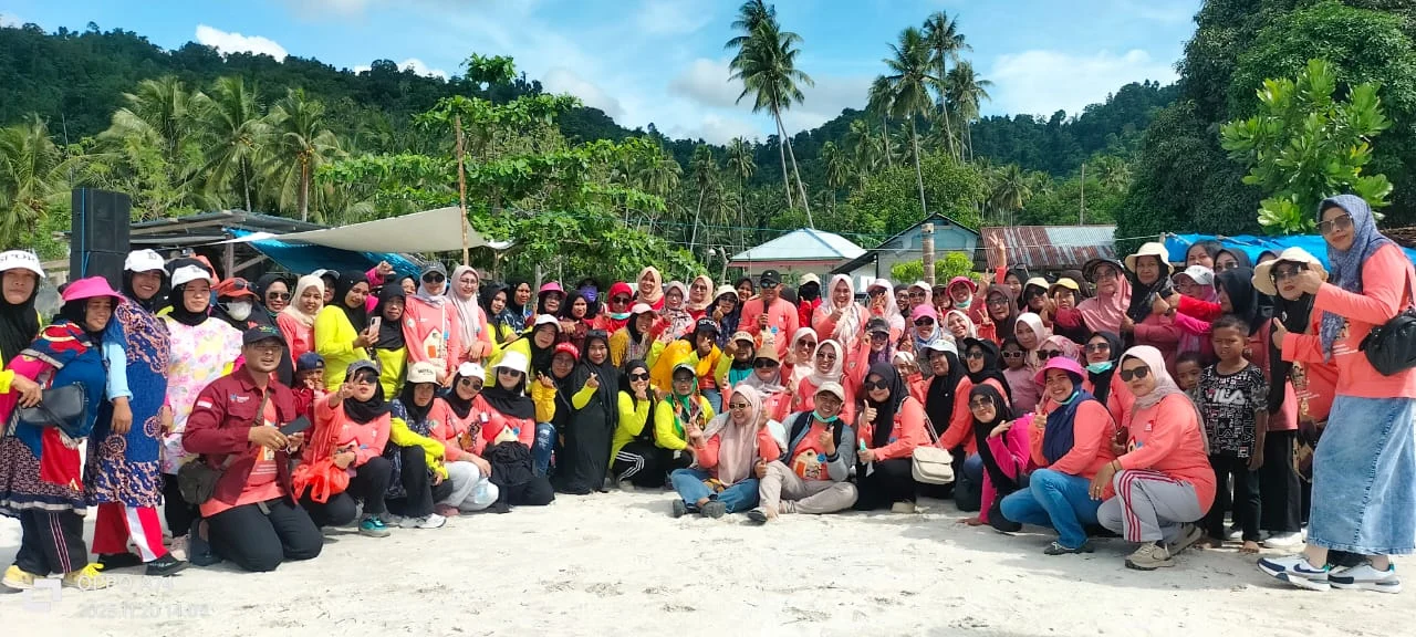 Kapus Punggava Tompe Sirenja Adwan, SKM, Sambut HKN RI Ke -61 - 2025, Di Meriahkan Lomba Bola Dangdut - Senam Bersama Serta Doorprais Di Pantai Labuana Lende Tovea
