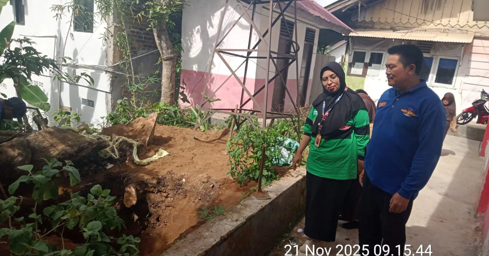 *WALI MURID SDN 2 WAY PETAY GOTONG ROYONG MEMBUAT LOBANG SAMPAH BERSAMA KETUA KOMITE*
