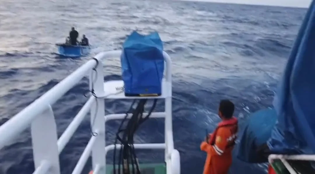 Danlanal Palu Melalui Pos TNI AL Luwuk Bersama Tim SAR Gabungan Bantu Evakuasi Kecelakaan Kapal KM Bonanza 02 Di Perairan Balantak