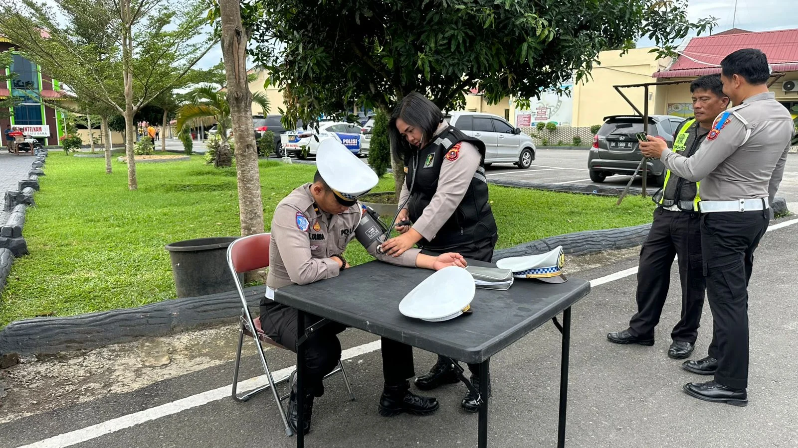 Ps Kasi Dokkes Polres Batu Bara Melakukan Ke Giatan Pemeriksaan Kesehatan Kepada Personil Polres Batu Bara