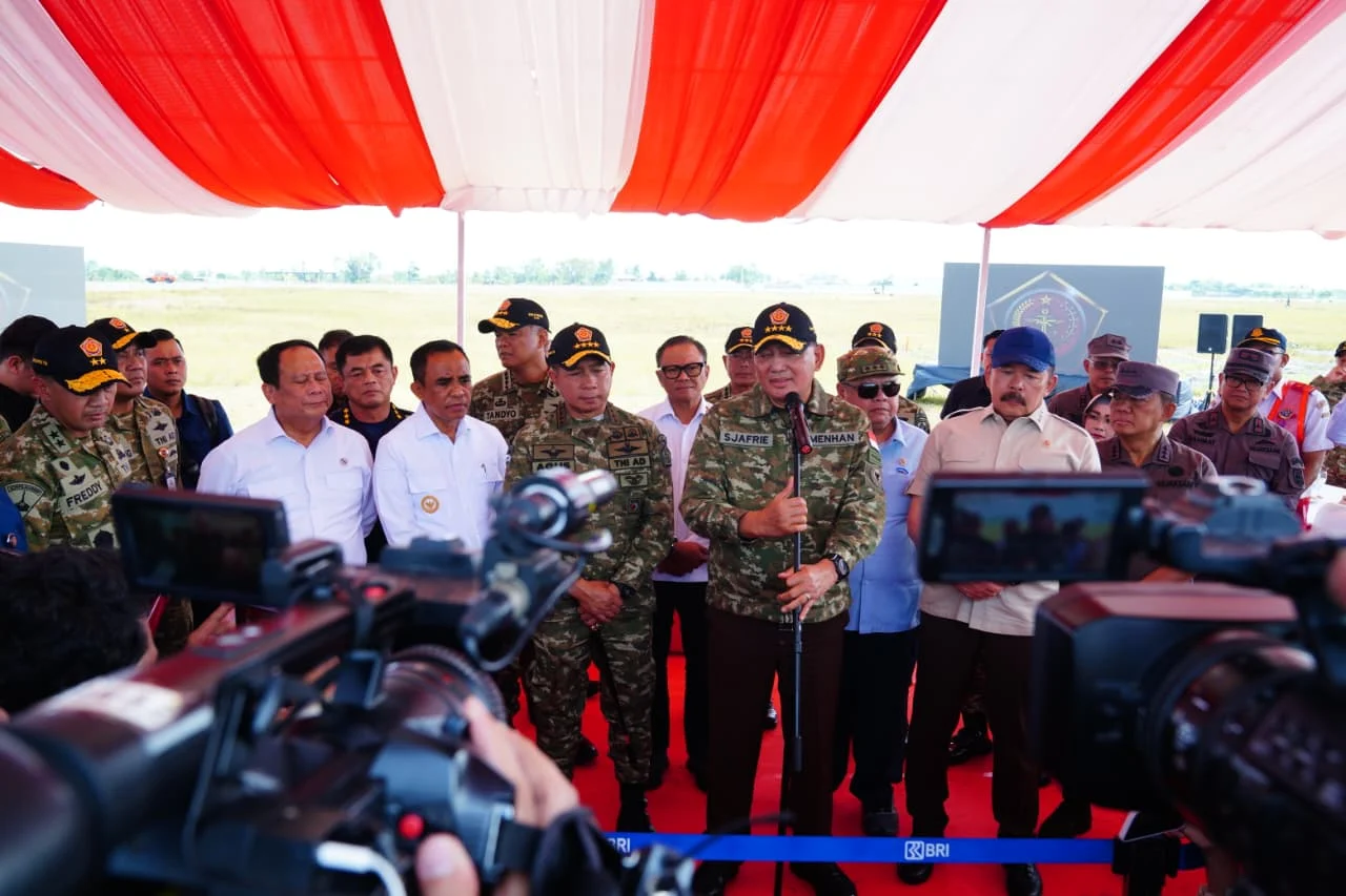 Panglima TNI Jenderal TNI Agus Subiyanto Dampingi Menteri Pertahanan RI Syafrie Syamsoeddin, Bersama Jaksa Agung Saksikan Langsung Latihan Kogab TNI - 2025 Di Morowali, Sulteng, Di Kerahkan 26.998 Prajurit Perkuat Pengamanan SDA Nasional.
