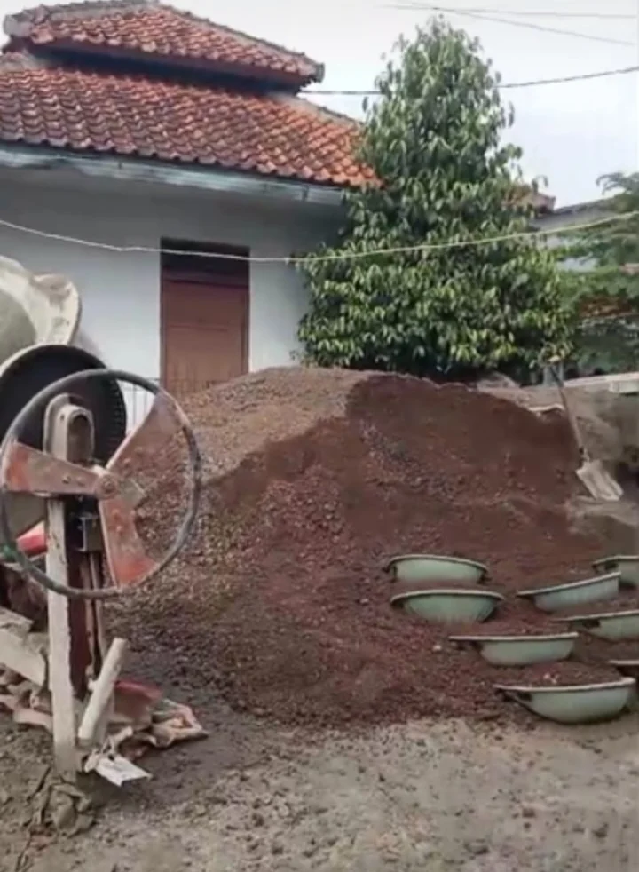 Warga Kecewa Proyek Beton Jalan Lingkungan Desa Bantarjaya, diduga Gunakan Campuran Material Kualitas Rendah.