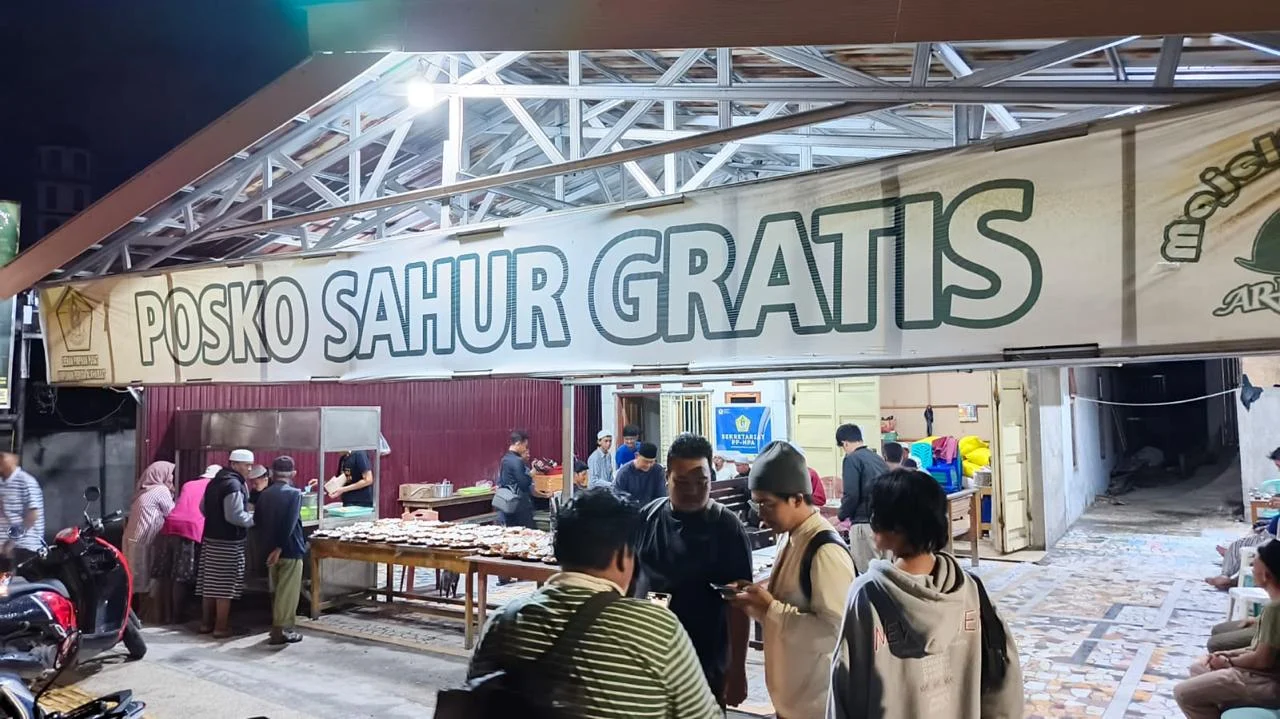 “Kodam XXIII/Palaka Wira Bersama Komunitas Masyarakat Peduli Berbagi Turun Langsung Bagikan Sahur Gratis kepada Masyarakat”