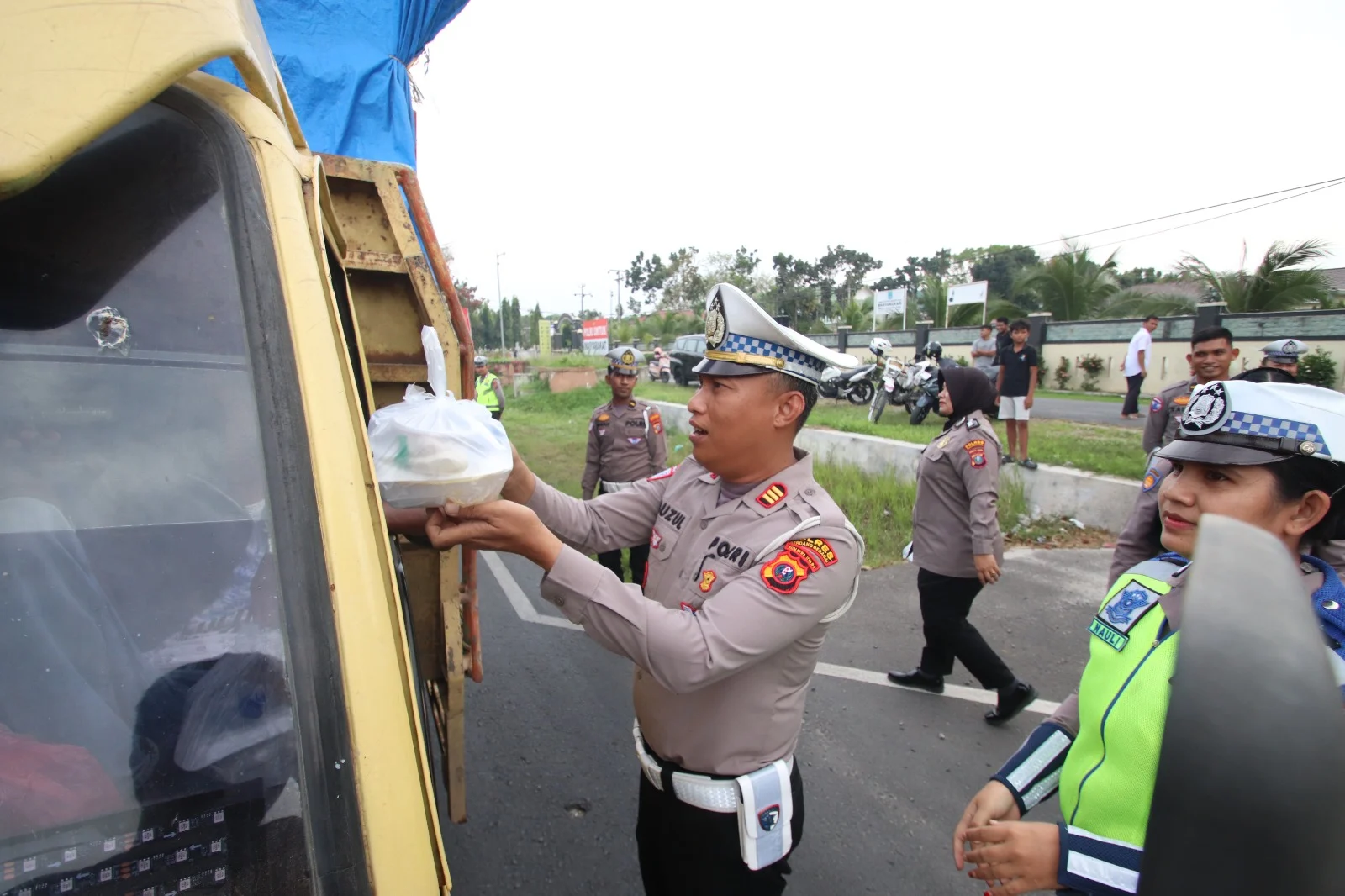 Menjelang Berbuka Puasa Satlantas Polres Sergai Bagi 100 Takjil ke Pengendara Yang Melintas di Jalinsum Depan Mako Polrestabes Sergai .