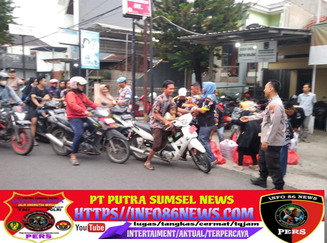 LSM GMBI DISTRIK BENJENG DAN POLSEK BENJENG BAGI TA'JIL DI DEPAN POLSEK BENJENG.
