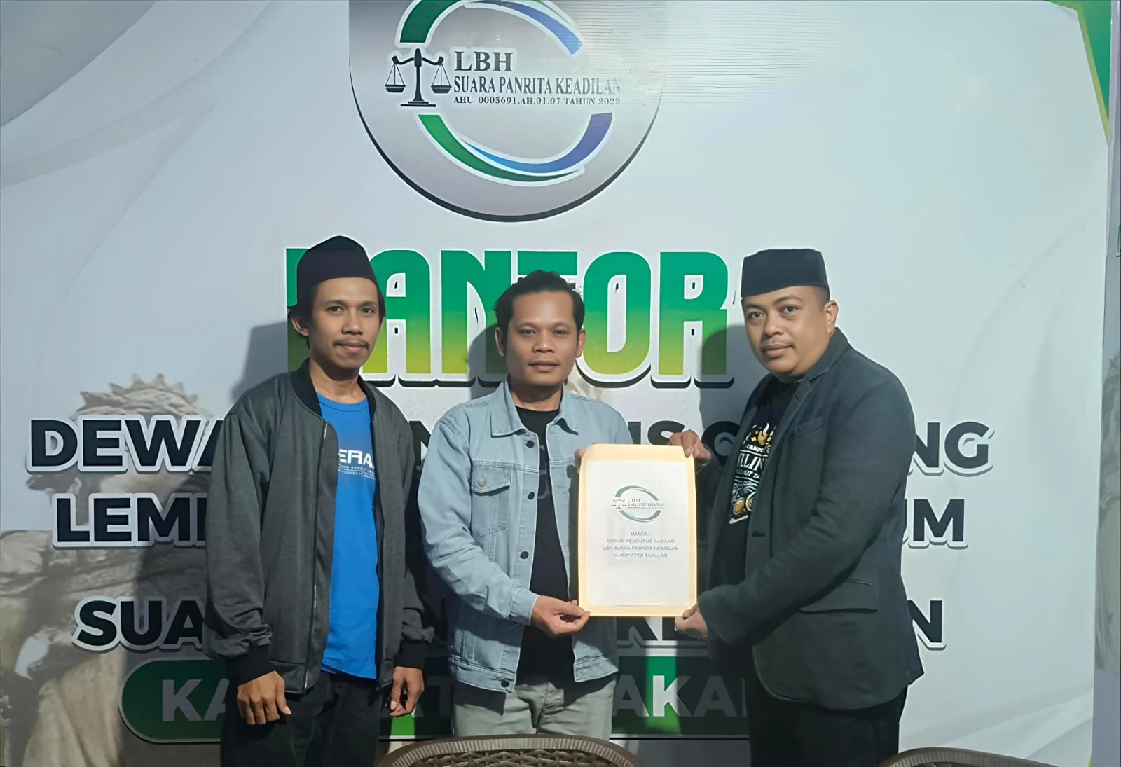 DPP LBH Suara Panrita Keadilan Serahkan Mandat Baru kepada KSB DPC Takalar, Siap Bentuk Klinik Hukum hingga ke Desa