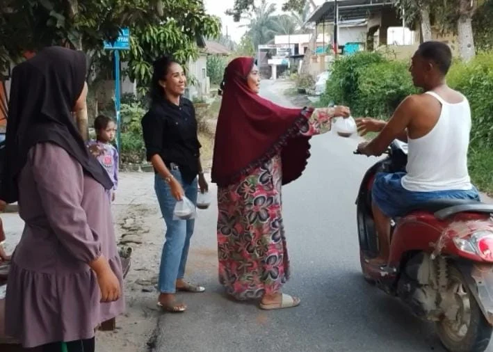 Septi Putri Sitohang Ajak Masyarakat Jati Baru Wujudkan Sikap Pluralisme Dengan Saling Berbagi Di Bulan Ramadhan.
