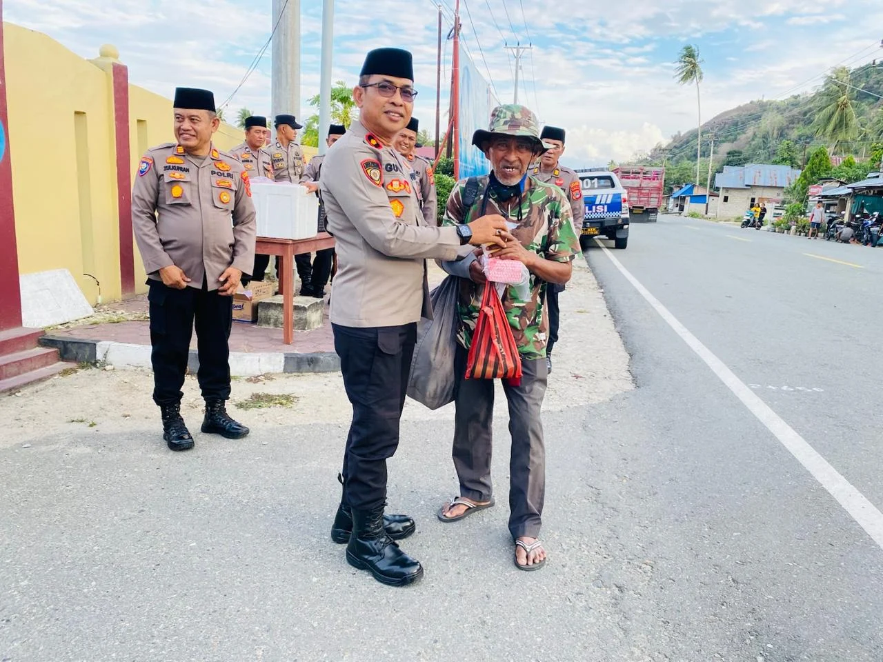 *Sentuhan Ramadhan di Jalur Trans Sulawesi, Polres Parigi Moutong Turun ke Jalan Berbagi Takjil untuk Pengguna Jalan*