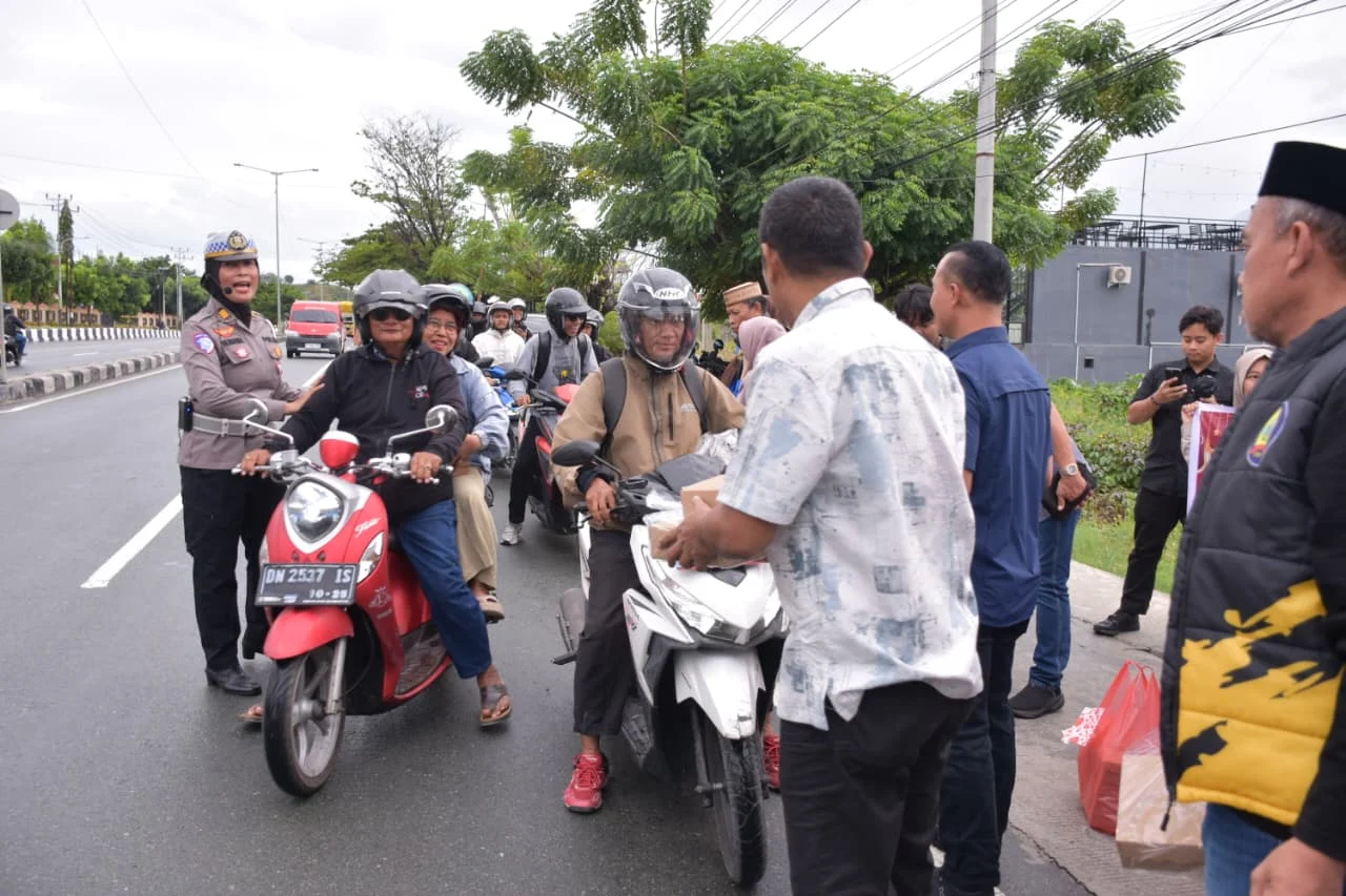 *Tebar Berkah Ramadan, Ditreskrimum Polda Sulteng Bagikan Ratusan Takjil di Depan Mapolda*