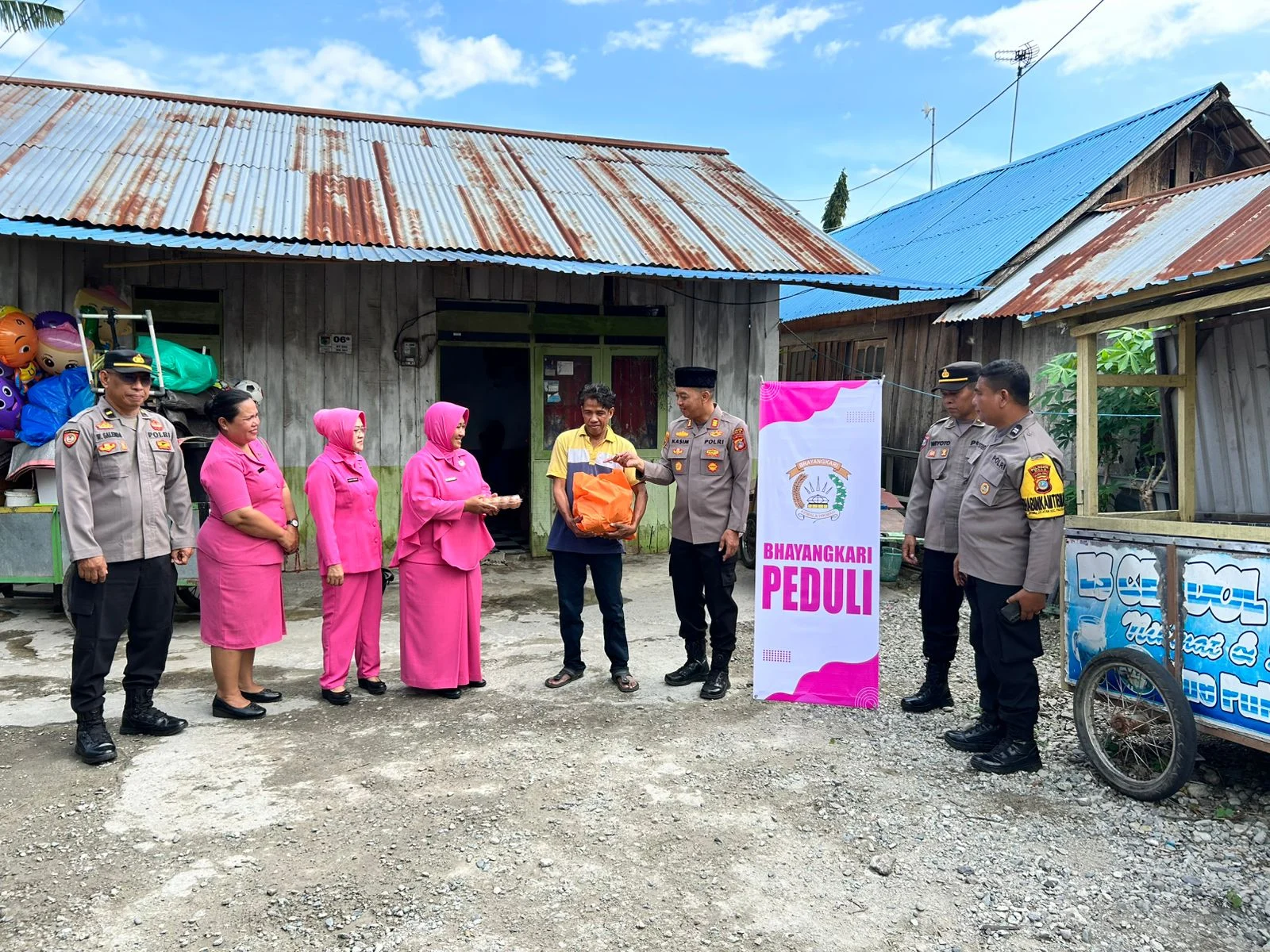 *Kapolsek Palu Selatan Salurkan Sembako Kepada Warga Birobuli Selatan*