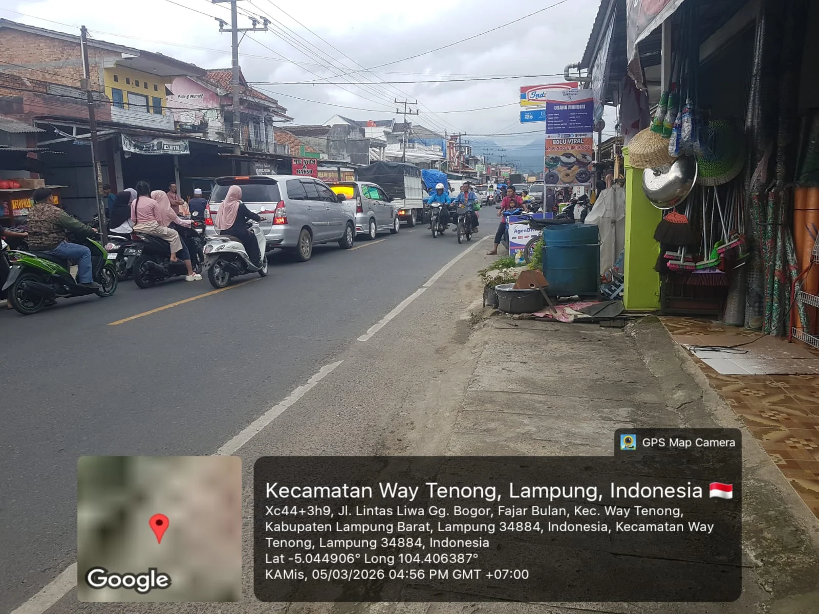 *JALAN DESA PAJAR BULAN MACET TOTAL, WARGA BERBURU TAKJIL*

