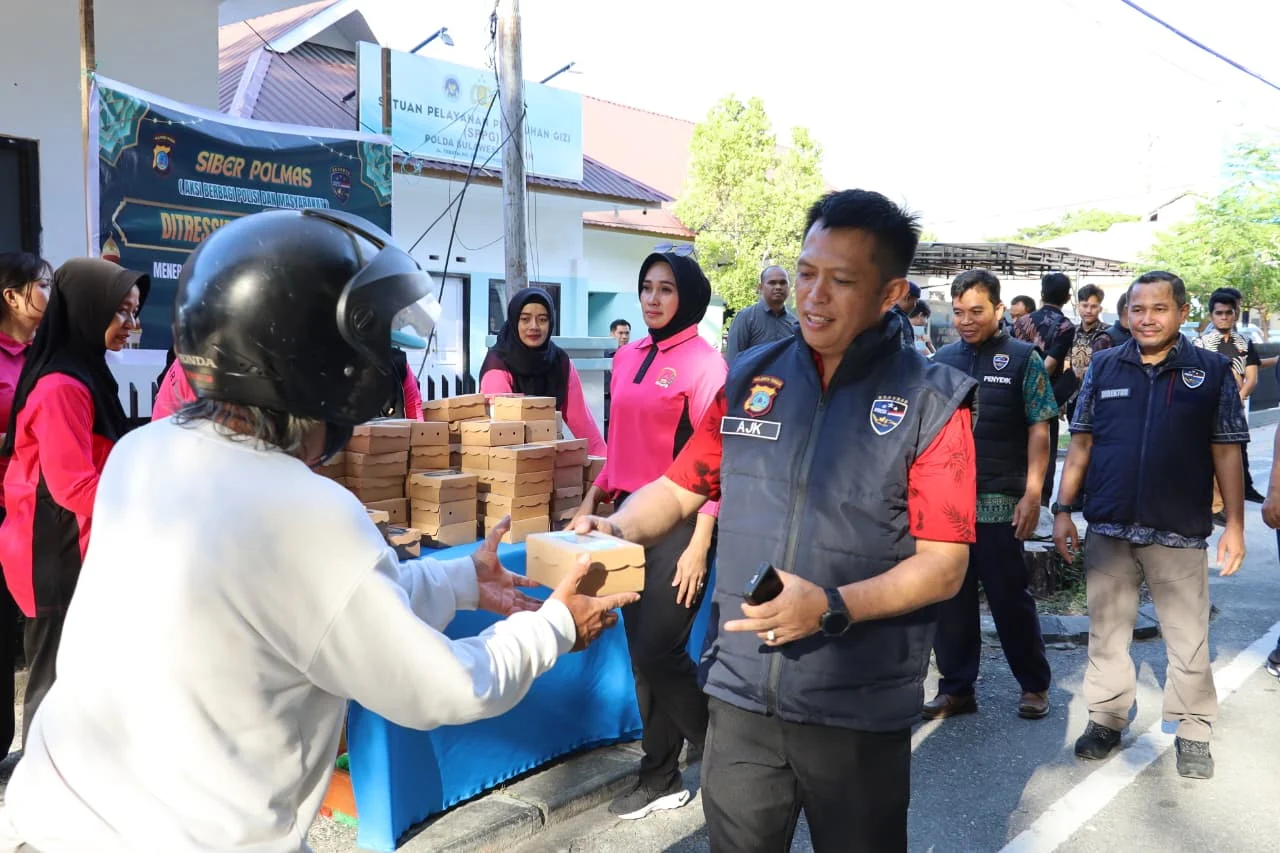 *Tebar Kebaikan di Bulan Suci Ramadhan, Ditressiber Polda Sulteng Bagikan Sembako dan Takjil ke Masyarakat*
