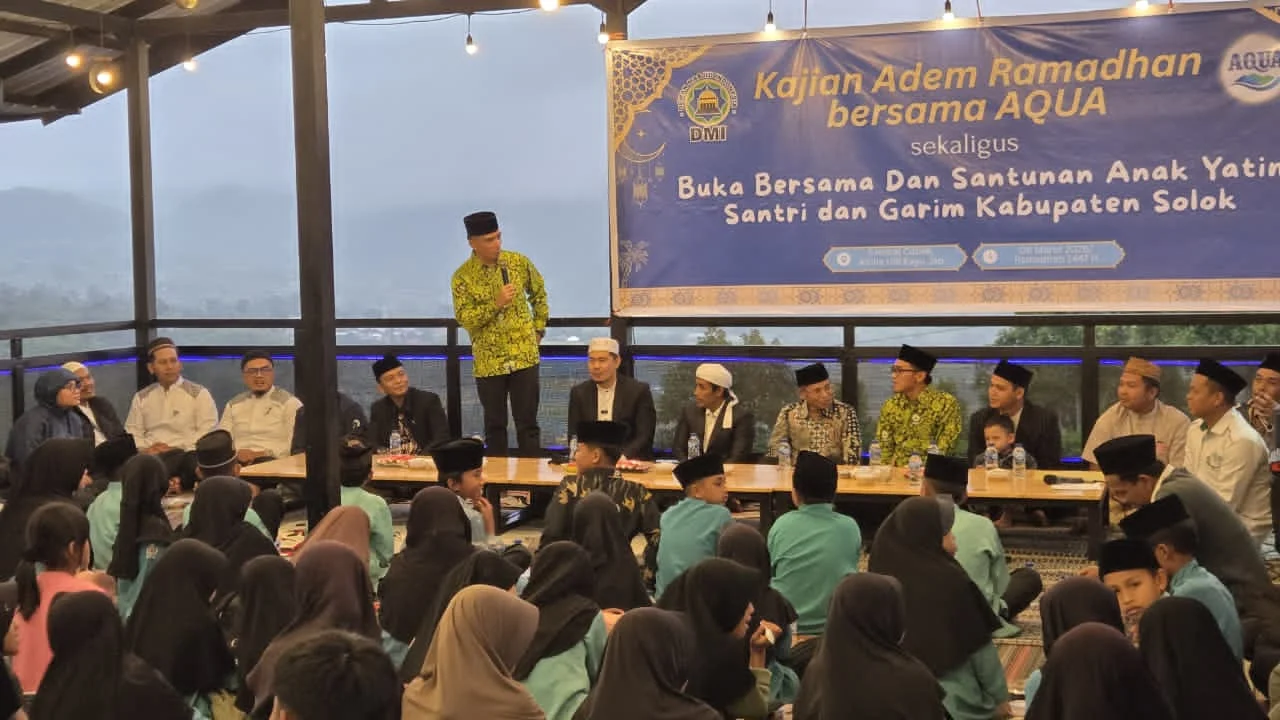 Sekda Solok Apresiasi Kolaborasi DMI dan AQUA Santuni 180 Santri dan Marbot
