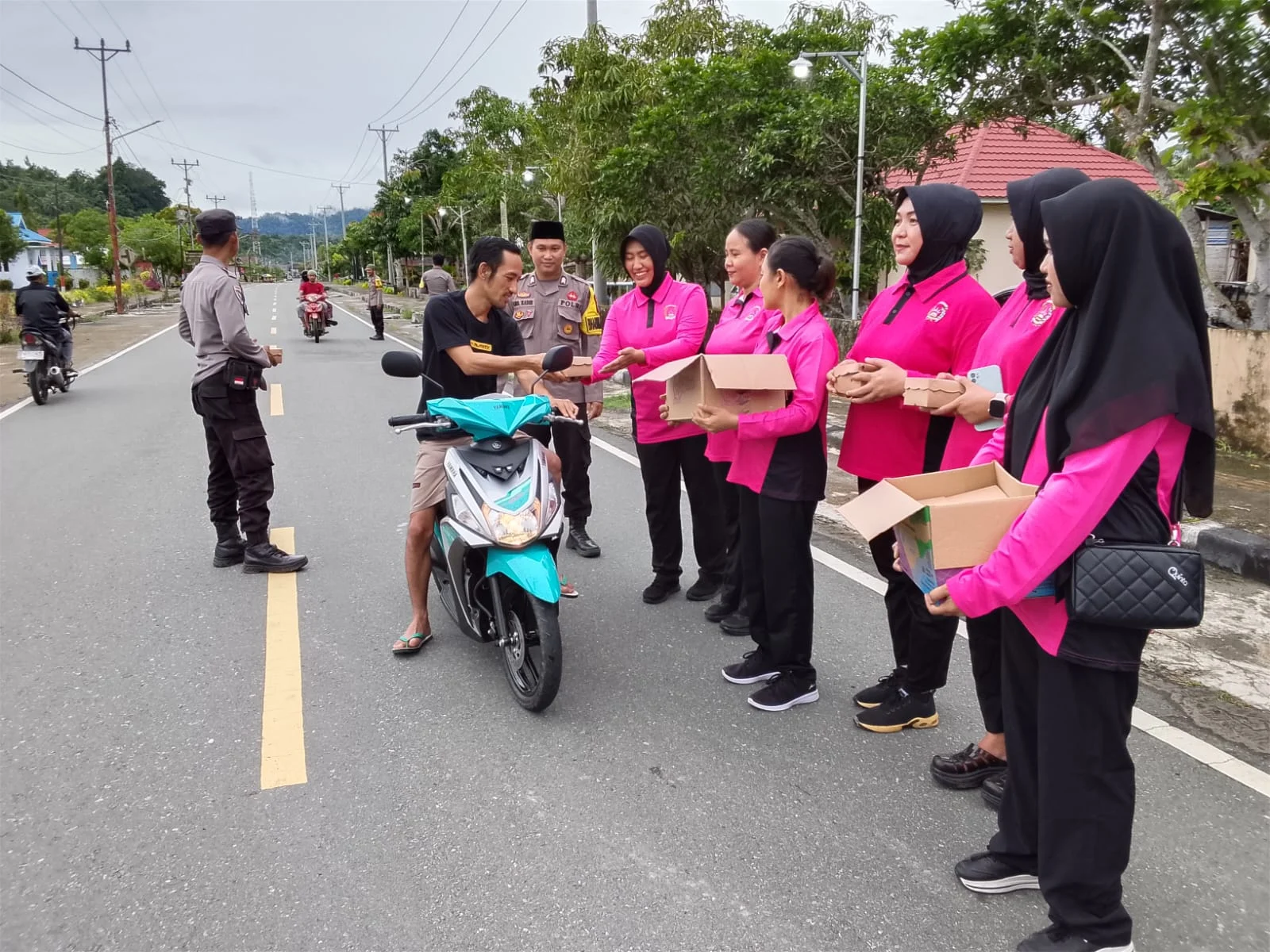 Indahnya Berbagi Di Bulan Suci Ramadhan, Kapolres Donggala, Melalui Ka polsek Damsol Sojol, Bhayangkari Serta Anggota, Bagikan Takjil Gratis Bagi Pengendara, Dan Masyarakat Jelang Buka Puasa Depan Polsek Dampelas Sojol