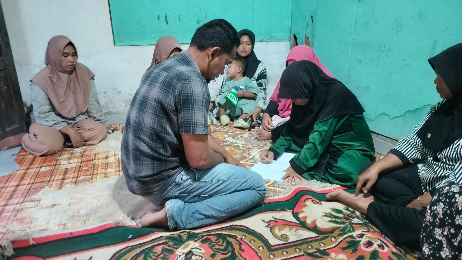 Kapolsek Medang Deras Berikan Bantuan kepada Keluarga Korban Tenggelam sebagai Bentuk Kepedulian