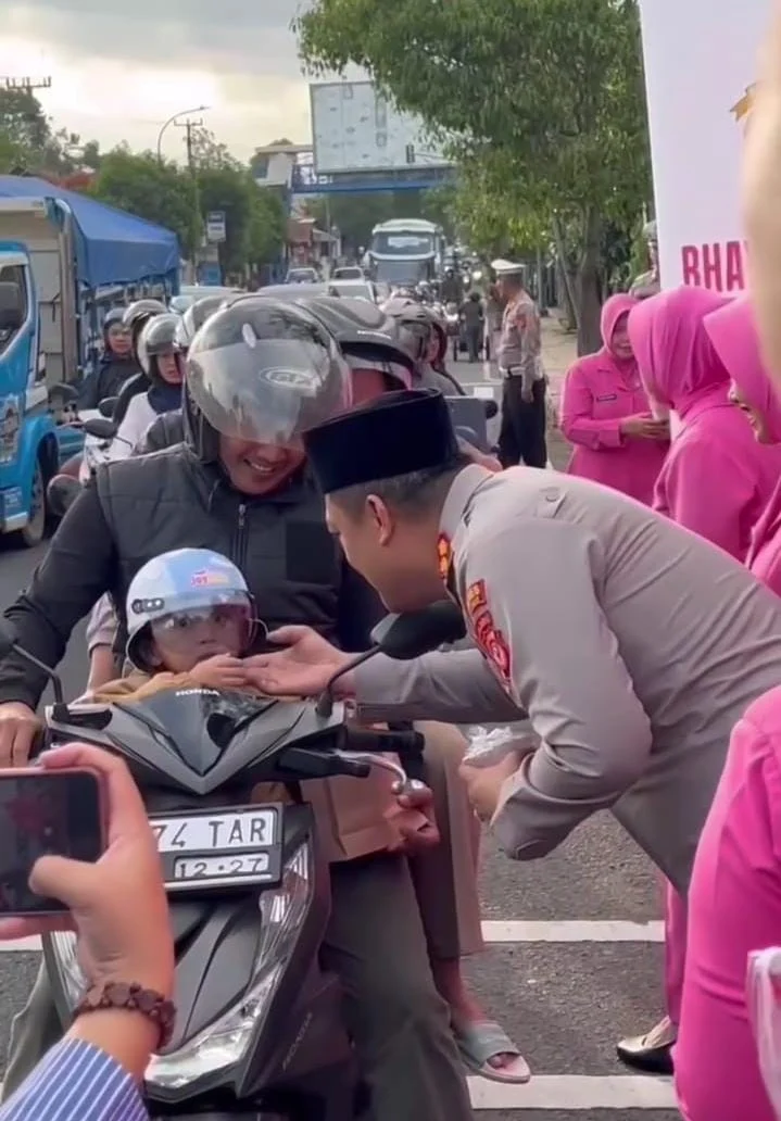 Sinergitas Polres Ciamis Bersama Forkopimda- Tokoh Pemuda-Masyarakat- Agama Bagi-Bagi 1000 Takjil 1447 H Dan Himbauan Kamtibmas Kepada Masyarakat Yang Melintas
