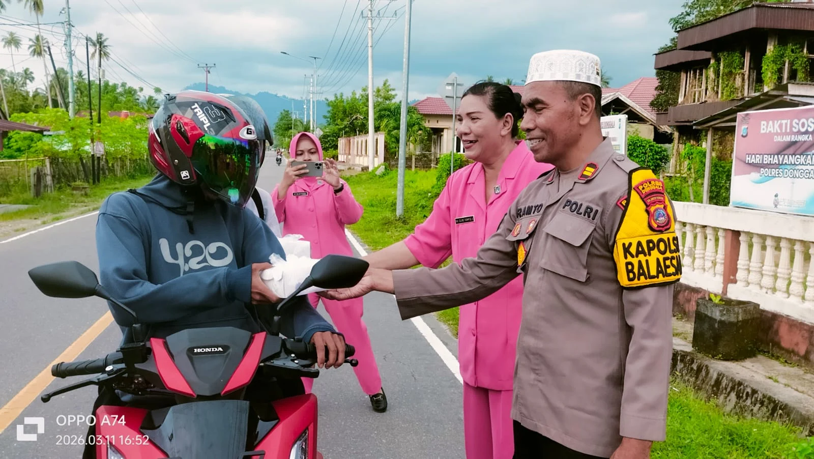 Kapolres Donggala, Melalui Kapolsek Balaesang Iptu Ramto L, Dan Bhayangkari, Sungguh Indah Nya Saling Berbagi Takjil Di Depan Mako Polsek Balaesang Berjalan Tertib Dan Lancar