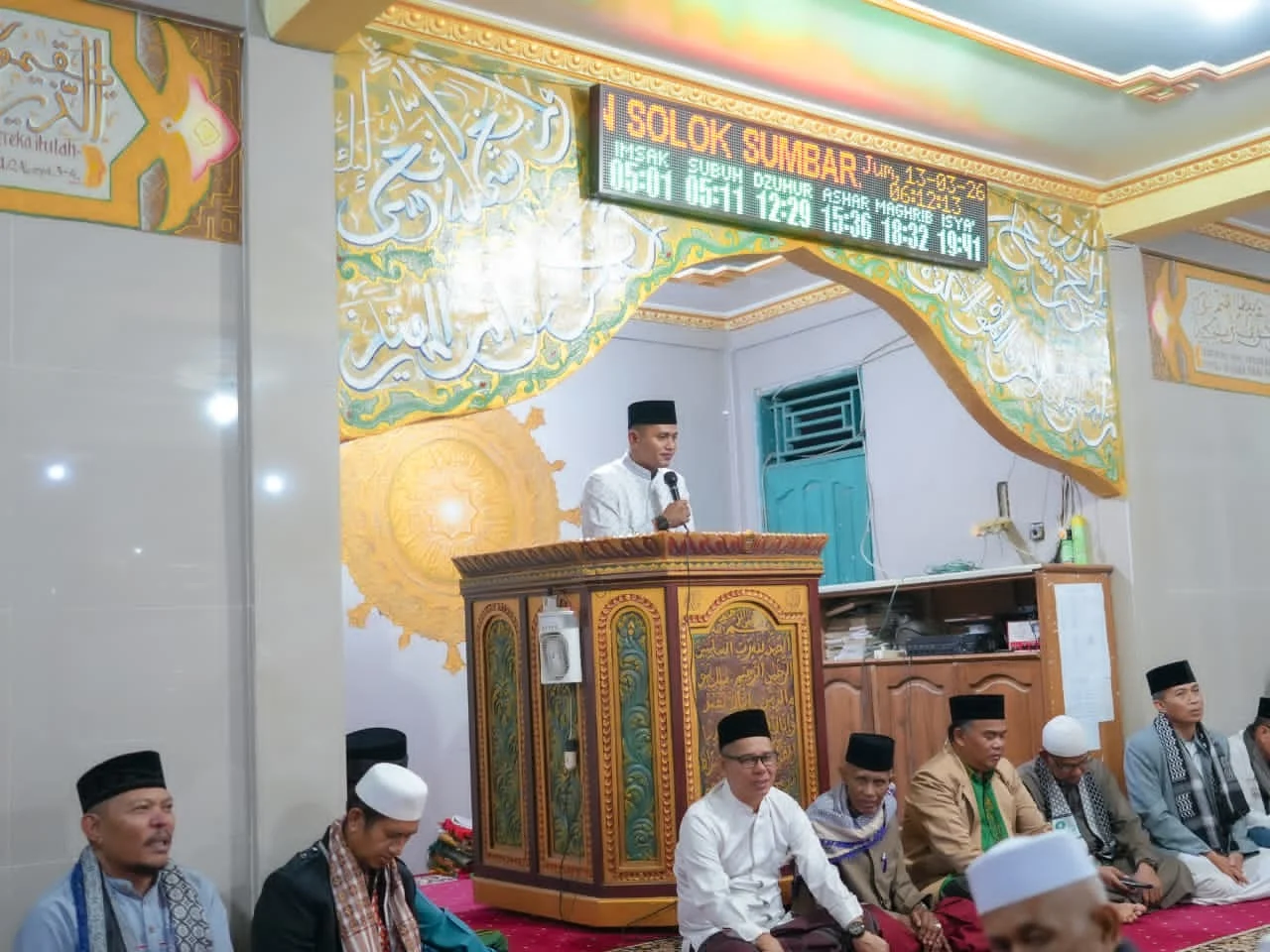 Bupati Solok Sholat Subuh Berjamaah di Masjid Daruttaqwa Nagari Paninggahan
