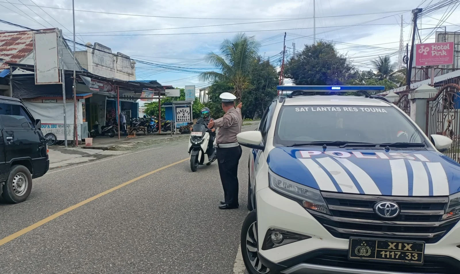 *Jaga Kamseltibcarlantas Akhir Pekan, Satlantas Polres Touna Sebar Personel di Titik Rawan*