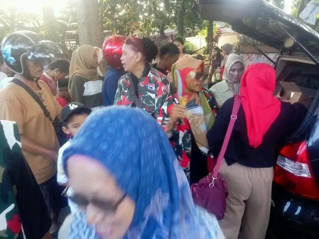 Bagi- Bagi Takjil Laskar Merah Putih Kabupaten Ciamis Di Bulan Suci Ramadhan 1447 H