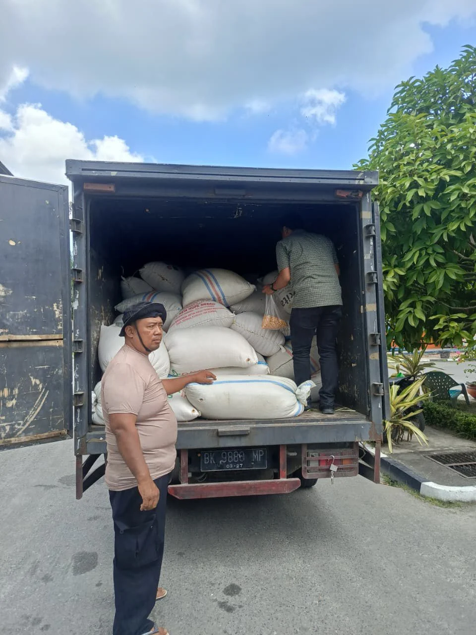 Polres Batu Bara melaksanakan kegiatan pendistribusian dan penjualan hasil panen jagung ke Bulog Asahan.