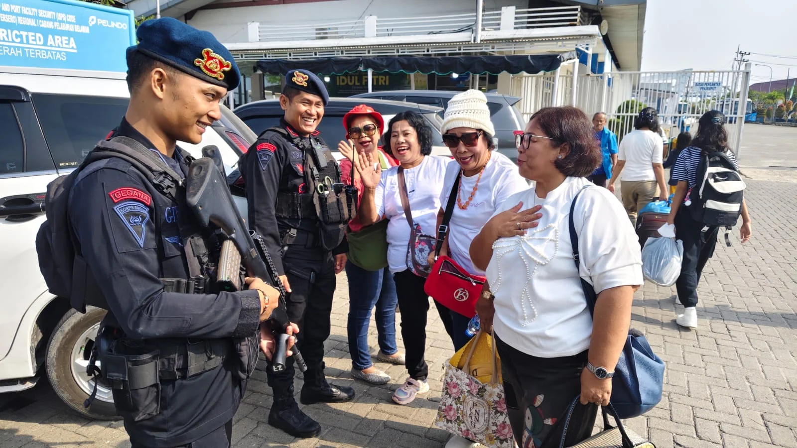 Personel Detasemen Gegana Brimob Polda Sumut,Perkuat Pengamanan Pelabuhan Belawan,Ribuan Penumpang Terlayani Aman dan Nyaman.
