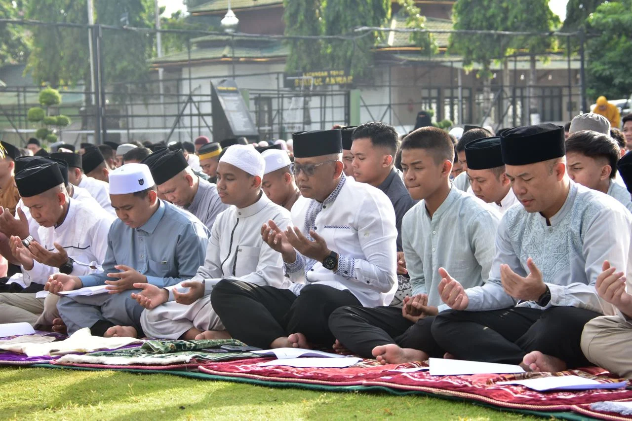 Sholat Idul Fitri Bersama, Kodam XXIII/Palaka Wira Perkuat Kebersamaan dengan Warga
