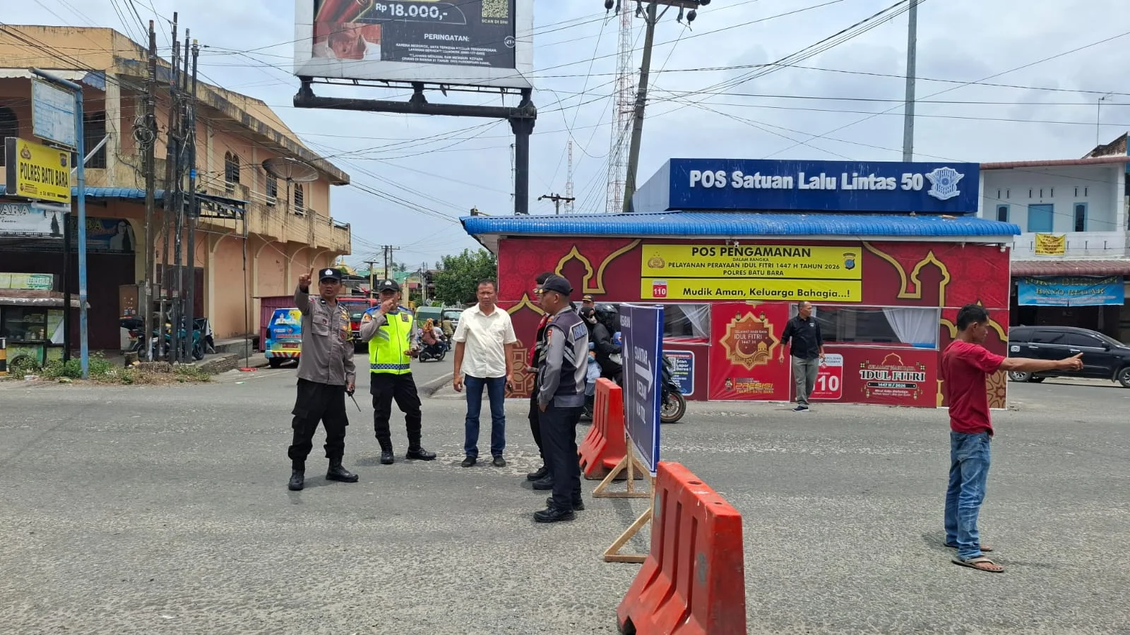 Kabag Ren Polres Batu Bara Bersama Kasatgas Preemitif Polres Batu Bara Memantau Situasi Arus Lalin Serta Pengecekan Teradap Personil Pos pam Yan Dan Monitoring Situasi