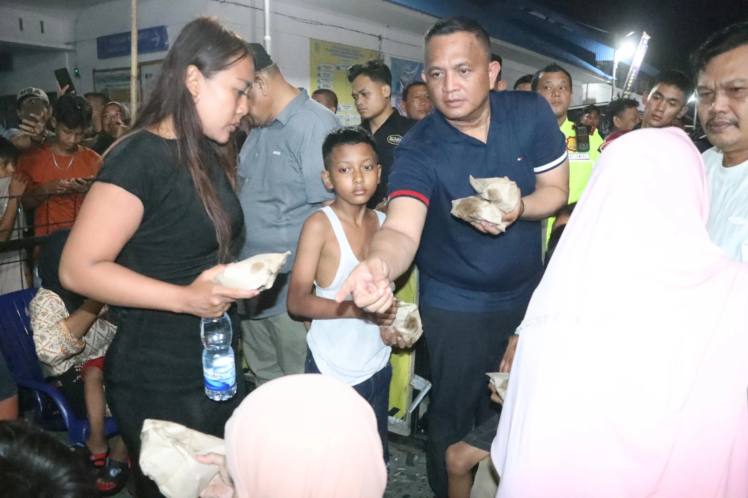 SELURUH PENUMPANG SELAMAT, POLAIRUD TANJUNG TIRAM EVAKUASI KAPAL NELAYAN RUSAK DI PESISIR PULAU SALAH NAMO