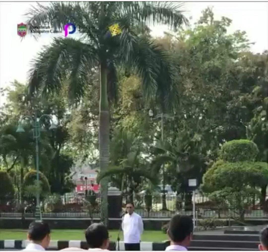 Pegawai Setda Ciamis Lakukan Gerakan Kebersihan Di Sekitar Mesjid Agung Pasca Libur Idul Fitri