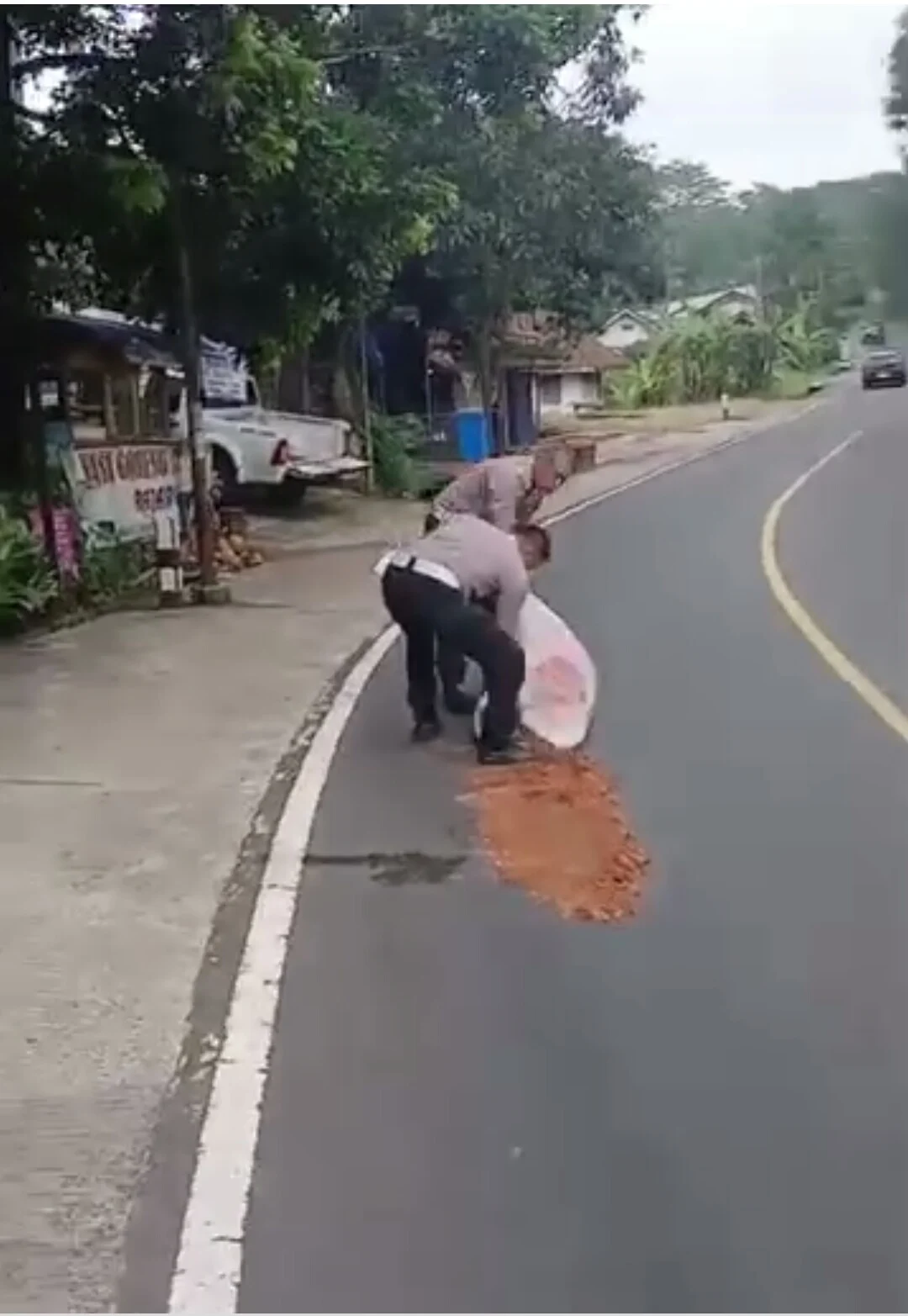 Respon Cepat Satlantas Polres Ciamis Adanya Laporan Warga Mengenai Tumpahan Solar Dijalan Aspal Daerah Cipaku