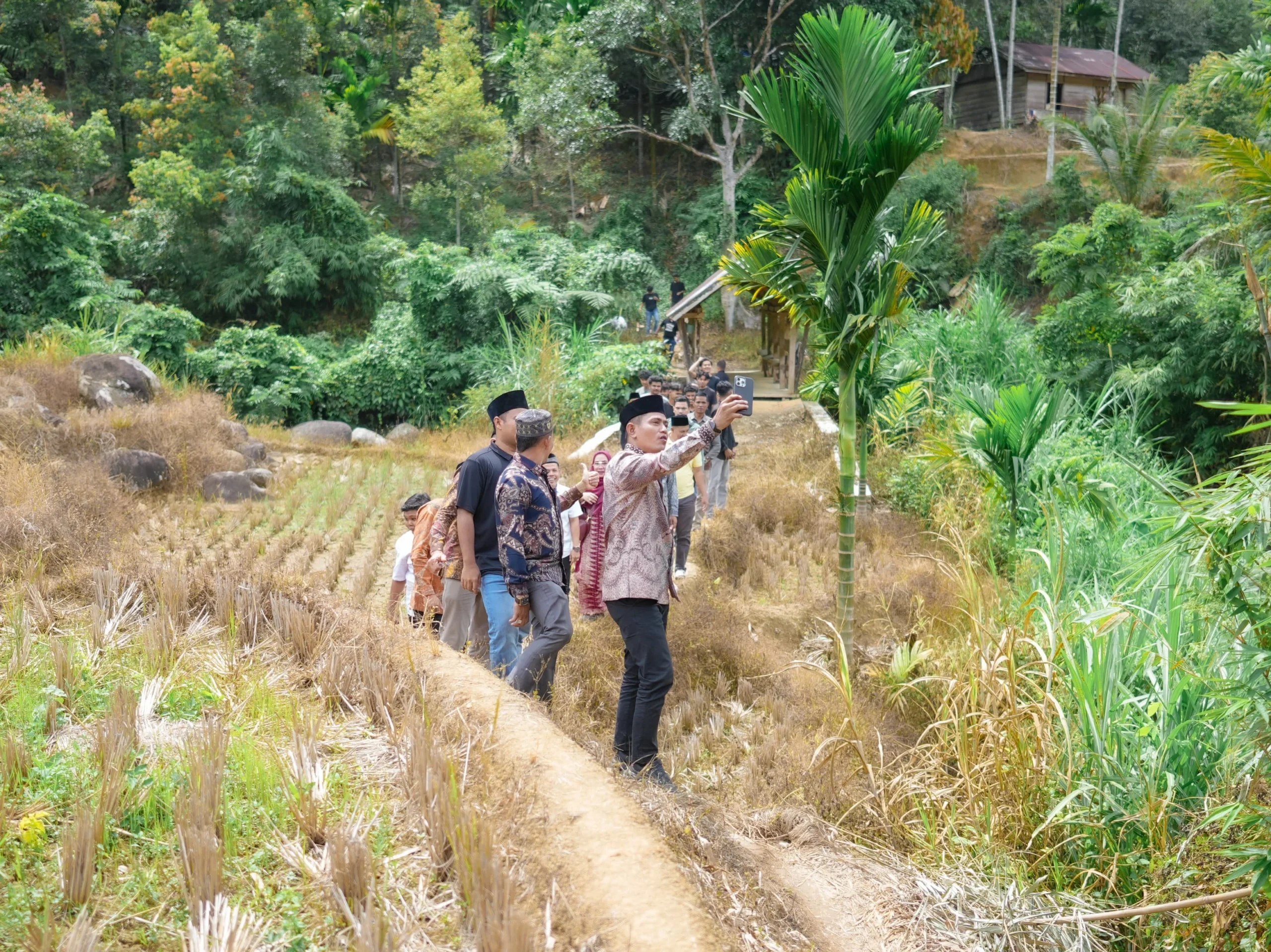 Bupati Solok Hadiri Tradisi Lapeh Kawua dan Tolak Bala di Tanjung Bajulai Nagari Simanau