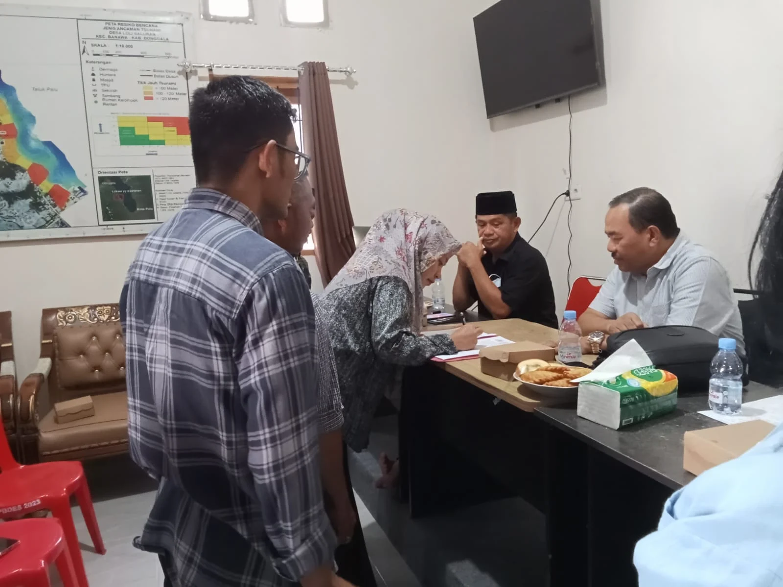 Kades Loli Saluran Agus Priyono: Rapat Tahunan Bersama Kadis Koperasi Dan UMKM Kab. Donggala Berjalan Lancar - Aman