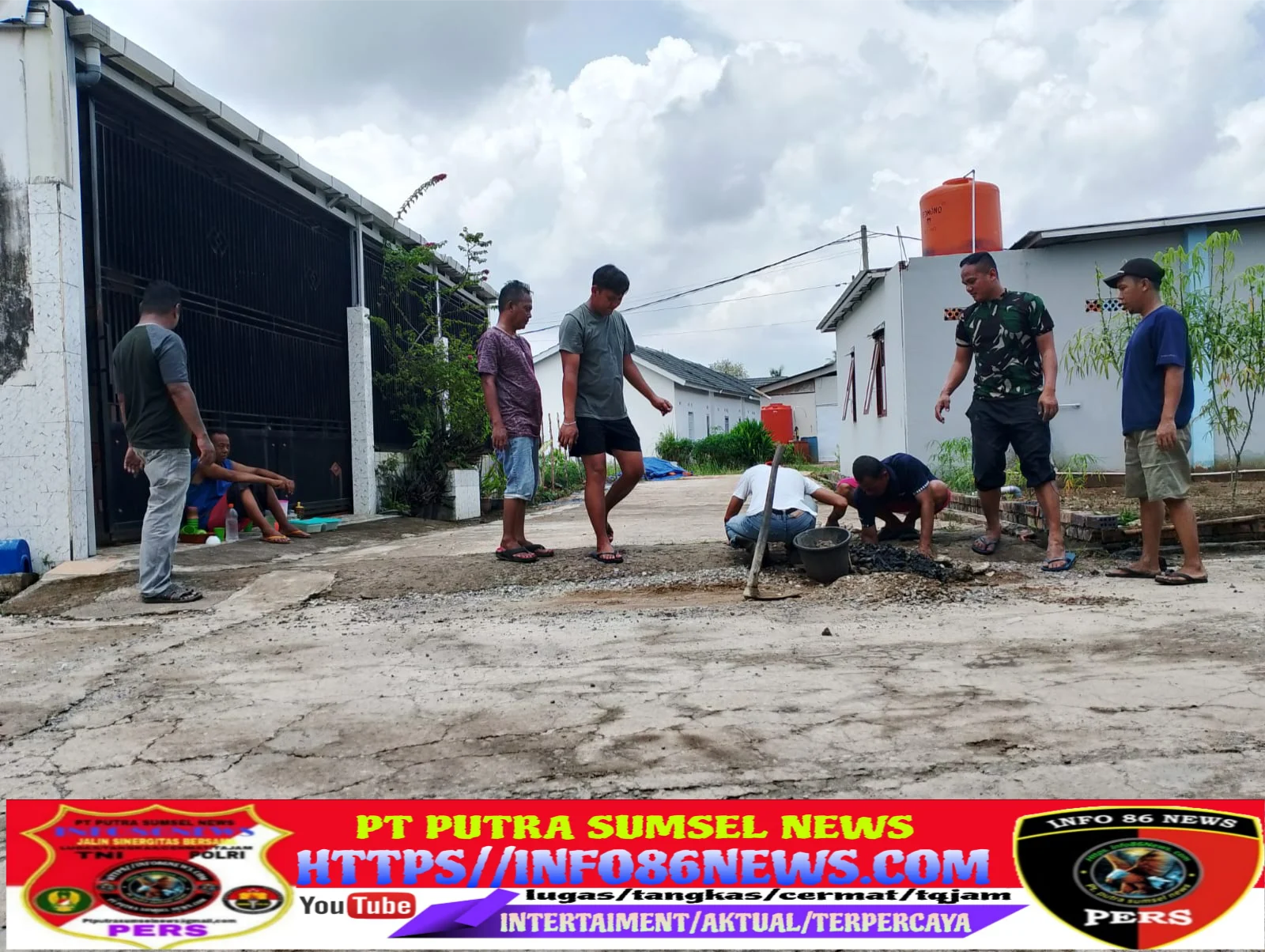 Gotong royong dan  halalbihalal kegiatan di
Perumahan bumara Regency

