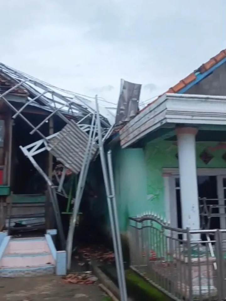 Terjadi Cuaca Estrims Di Kabupaten Musi Rawas Angin Beliung Menerjang Berapa Rumah Warga Pora poranda.