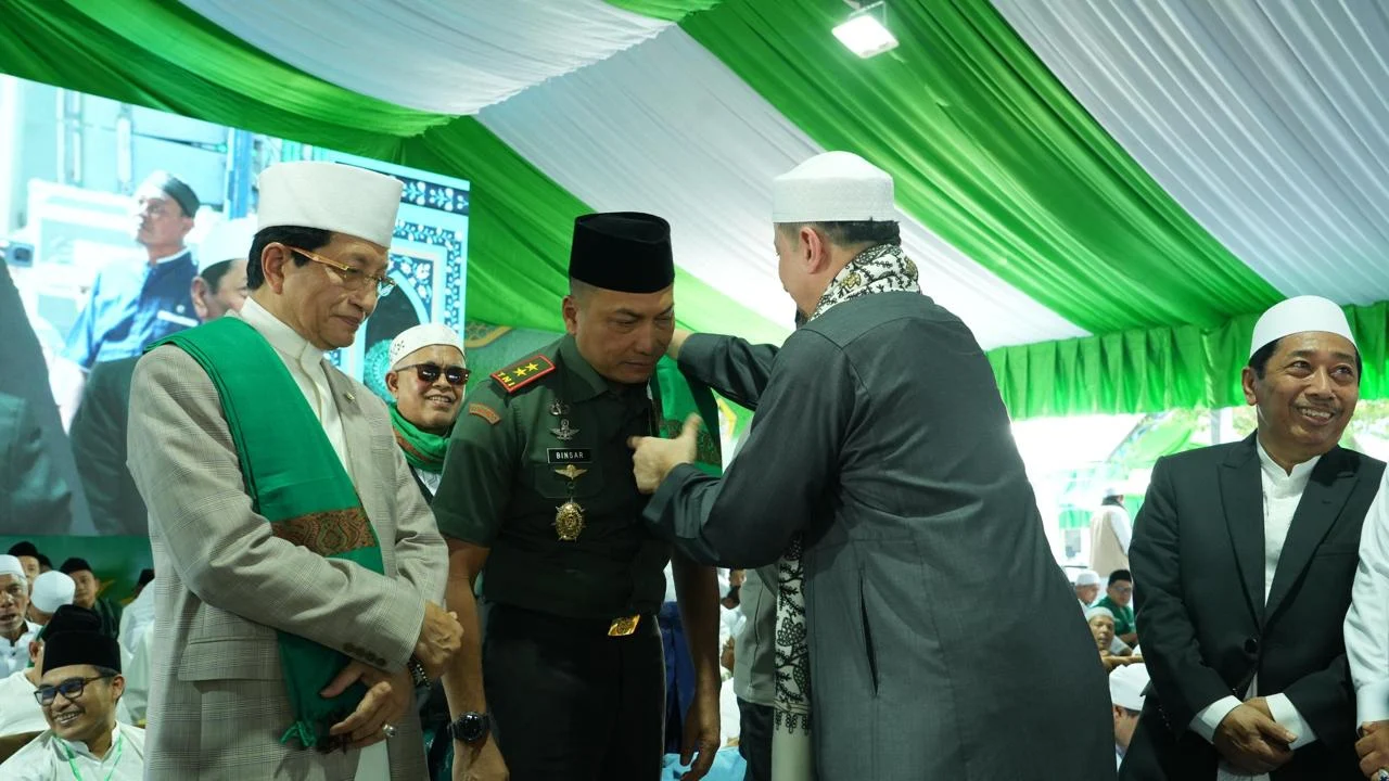 PANGDAM XXIII/PALAKA WIRA HADIRI HAUL GURU TUA KE-58, MENERIMA SORBAN SEBAGAI WARGA KEHORMATAN ALKHAIRAAT