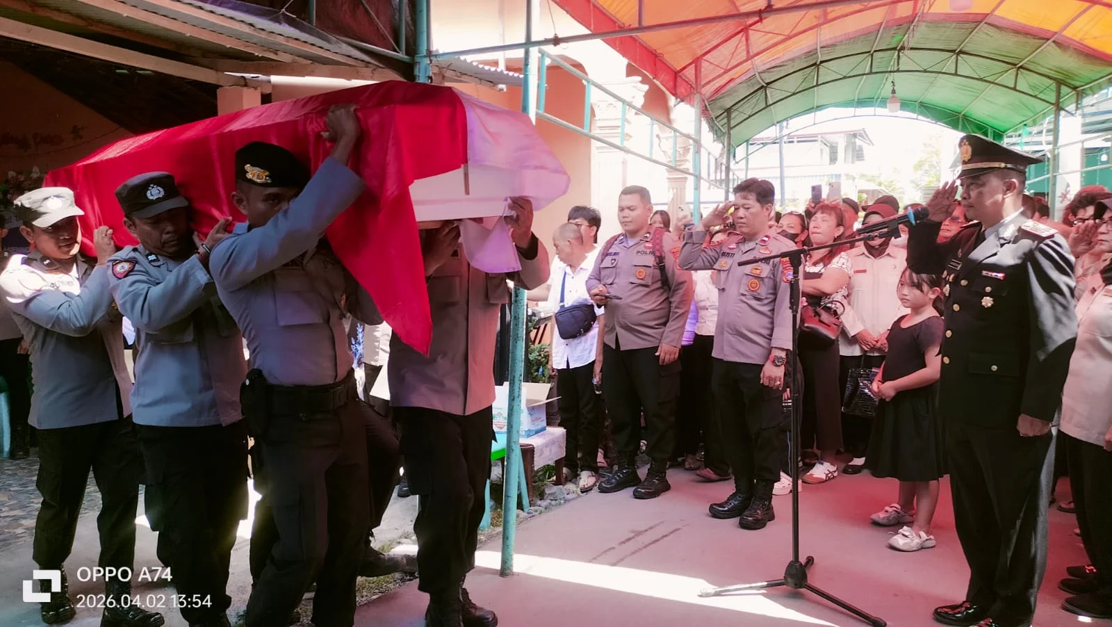 Kapolresta Palu, Melalui Kapolsek Palu Selatan AKP Moh Kasim, SH : Pelepasan Jenasah ( Purn) Kompol ( Purn) Mautrend Taduga Di Rumah Duka Jl. Malaya, Lrg. Maroso, Kec. Palu
Selatan, Kota Palu, Berjalan Penuh Khidmat